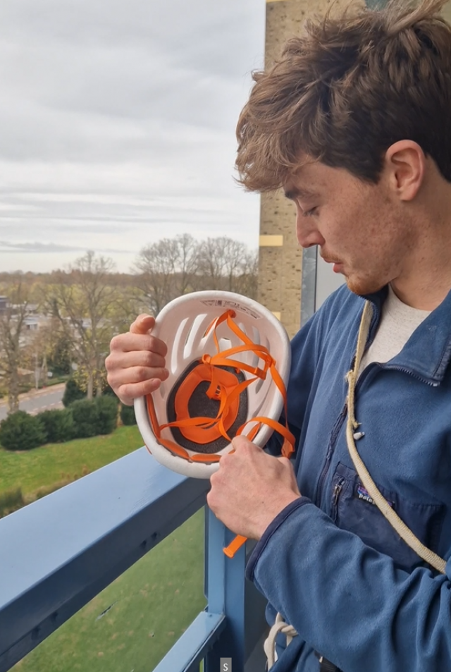 Timon Vos bekijkt binnenkant klimhelm Petzl Sirocco.